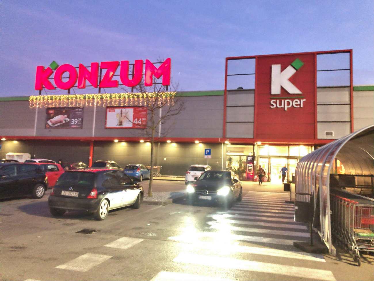 クロアチアのスーパーKONZUMの大型店